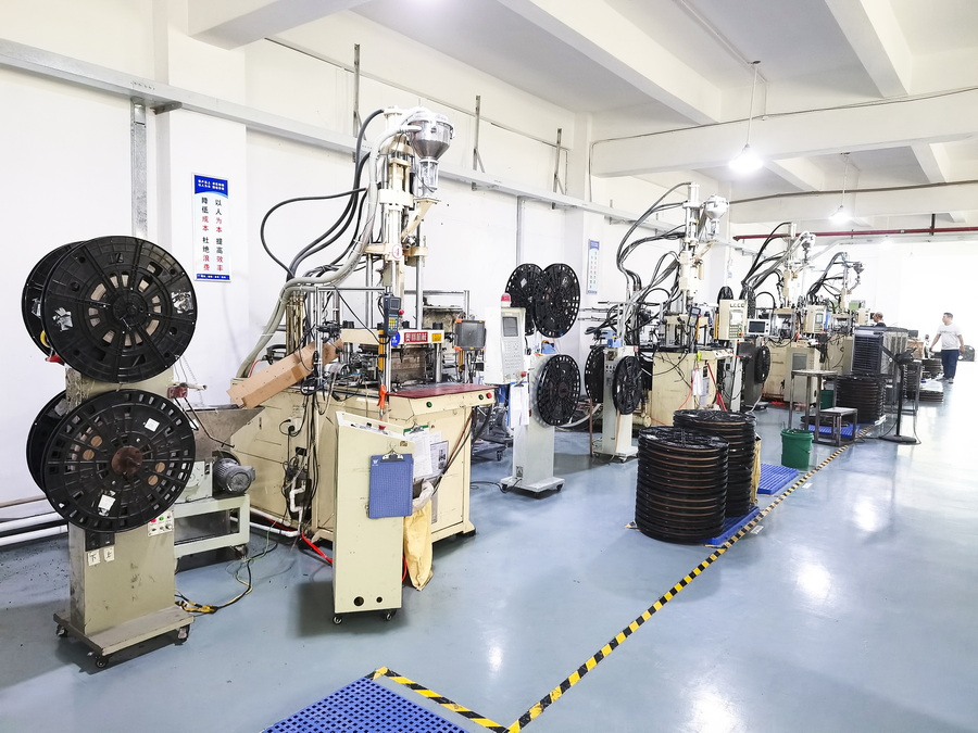 步步精注塑車間