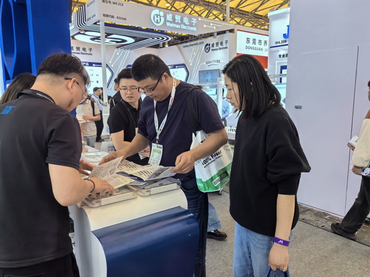 展會客戶到訪_調(diào)整大小